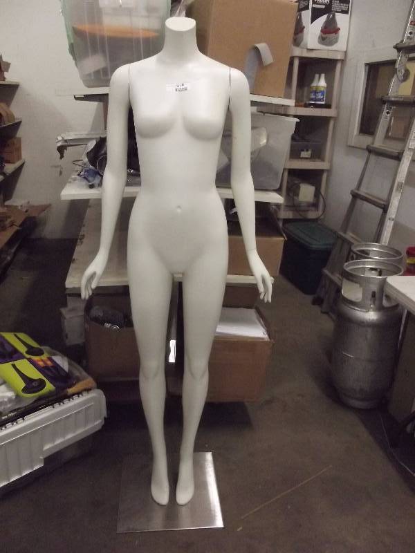 lot 991 image: Ladies Clothing Mannequin