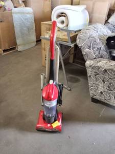 lot 27714 image: dirt devil vacuum