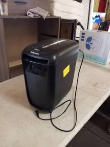 lot 27718 image: Fellowes paper shedder
