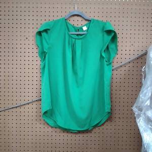 lot 1141 image: TULIP SLEEVE GREEN TOP  SIZE XXL