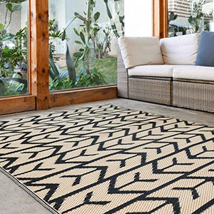 lot 5183 image: Green Elephant Plastic Waterproof Outdoor Rug 5 x 8