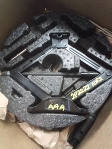 lot 8177 image: Scissor Jack For Car, Unknown Exact Fit and Make