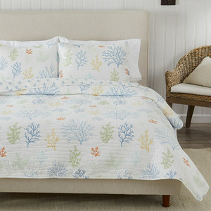 lot 9449 image: Great Bay Home Coral Pattern Reversible Reversible Quilt Set With Shams (Full  Queen, Maldives)