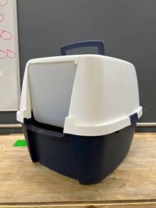 lot 31005 image: Large Hooded Cat Box with Scope