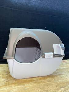 lot 36510 image: Omga Paw Roll�N Clean Self-Cleaning Litter Box (20x16x16)