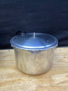lot 36543 image: Zalman Reiss 8 Qt. Aluminum Pressure Cooker