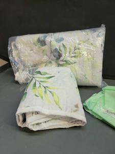 lot 37470 image: lozzi Bedding 2 Piece Reversable with Flowers, King (102x90)