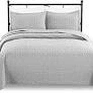 lot 2669 image: Luxe Bedding 3-piece Oversized Quilted Bedspread Coverlet Set, White, King  Cal