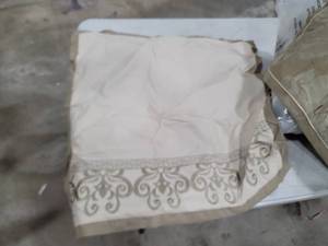 lot 2794 image: 96x92 Bedding Set