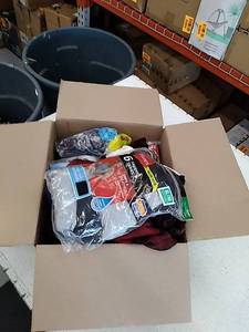 lot 45136 image: Box of miscellaneous clothing items