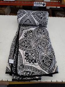 lot 45152 image: Mainstays Black and White Quilted Comforter