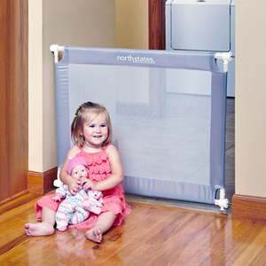 lot 31340 image: Toddleroo by North States Portable Traveler Baby Gate, 25.2-42.6 with Travel Bag