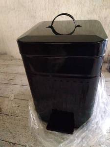 lot 45931 image: Bathroom Trash Can, Vintage Metal Garbage Bin for Kitchen, Bedroom, Living Room with Soft Close Lid, Small Farmhouse Retro Indoor Waste Basket with Foot Pedal, 1.3 Gallon 5 Liter, Glossy Black