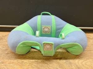 lot 32785 image: Hugaboo Infant Sitting Chair