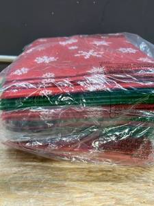lot 32804 image: Christmas Themed 14.5x11 Bubble MailersPadded Envelopes, Set of 30 (-)