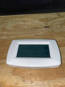 lot 36747 image: Honeywell RET97C Series Touchscreen Programmable Thermostat