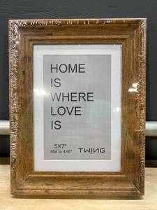 lot 31146 image: Twing 5x7 Frame Set, Mat to 4x6, Set of 6