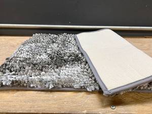 lot 32838 image: Grey Short Shag Rug 31x19