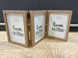 lot 32868 image: 5x7 3 Panel Hinged Tabletop Frame