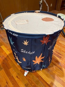 lot 1322 image: Keszing Portable Bath Tub Leaves decor with side caddy