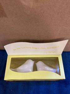 lot 51241 image: 21 BOXES OF TWO KISSING DOVES TABLE DISPLAY OR DECORATIVE