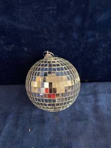 lot 51247 image: 4 PIECE MIRRORED DISCO BALL ORNAMENTS