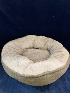 lot 76591 image: INDOOROR CAR BED FOR SMALL PETS