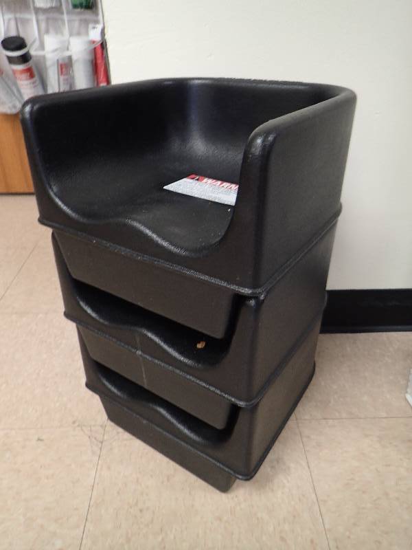 lot 1767 image: Lot Of (3) Cambro Kids Booster Seats