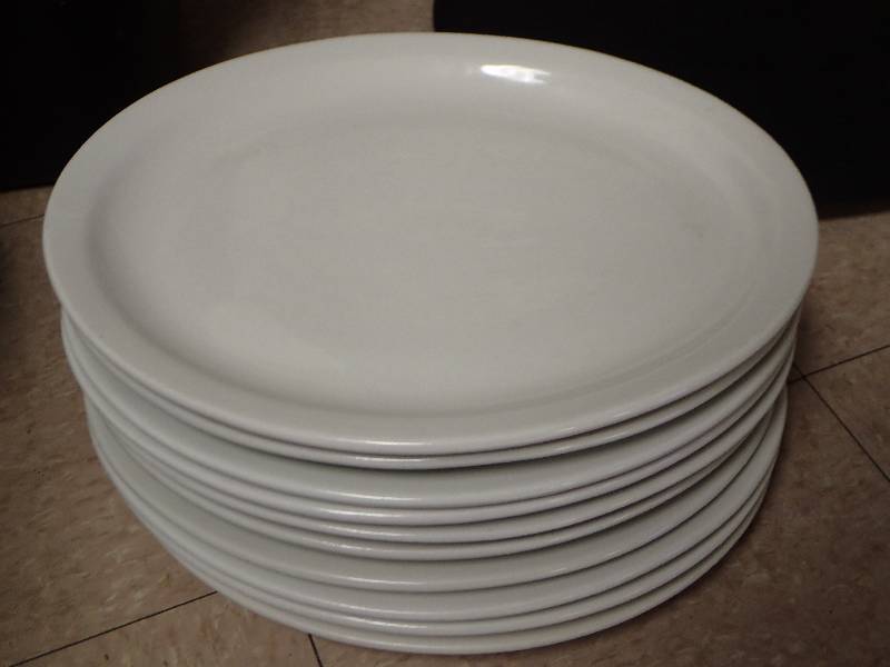 lot 1778 image: Lot Of (11) 13.5 Oval White Dinner Plates