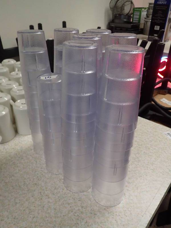 lot 1798 image: Lot Of (16) 8oz Clear Plastic Beverage Cups