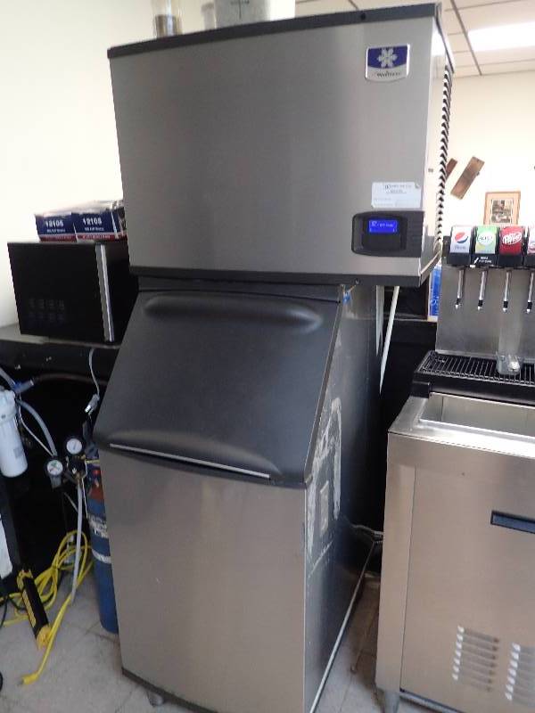 lot 1813 image: Manitowok Ice Maker With Ice Bin