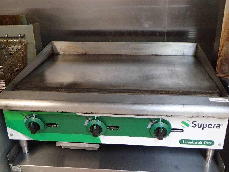 lot 1819 image: Supera 36 Flat Top Natural Gas Grill