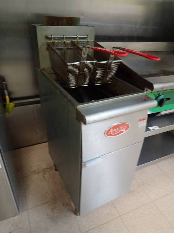 lot 1821 image: Avantco 35lb Natural Gas Commercial Fryer With Baskets
