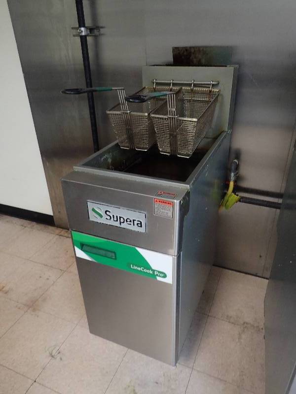lot 1822 image: Supera Natural Gas 35lb Commerical Deep Fryer With Baskets