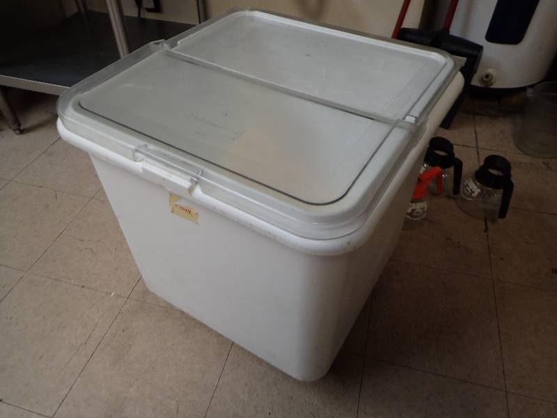 lot 1830 image: Rubbermaid Flower Bin On Castors