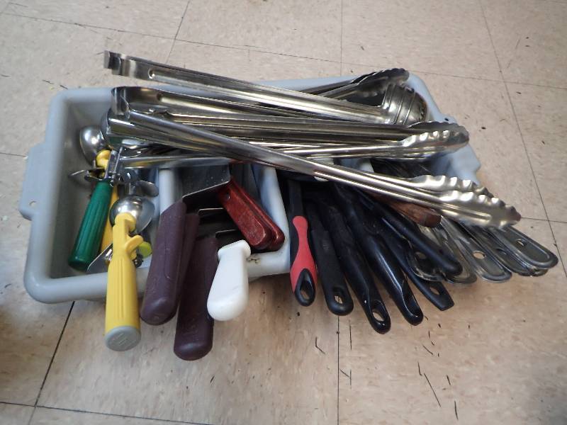 lot 1836 image: Rubbermaid Utinsel Divider With Kitchen Cookware