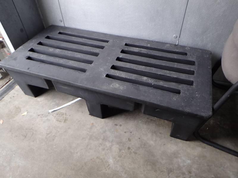 lot 1852 image: Cambro 48 Dunnage Rack