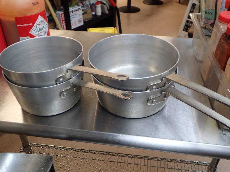 lot 1858 image: Lot Of (4) Aluminum 9 Round And 8 Round Sauce Cooking Pans