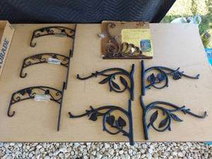 lot 3708 image: plant bracket