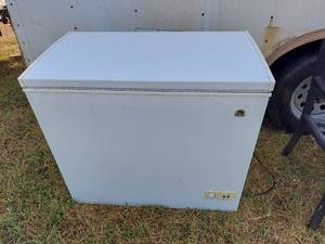 lot 3714 image: deep freezer - needs cleaned