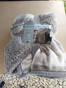 lot 3718 image: throw blanket