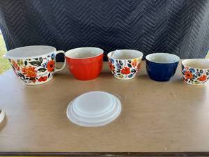 lot 3720 image: nesting bowls with lids