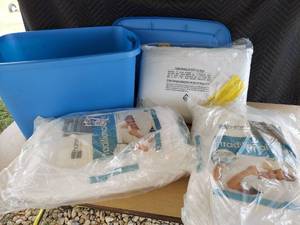 lot 3725 image: 3 pillows and tote