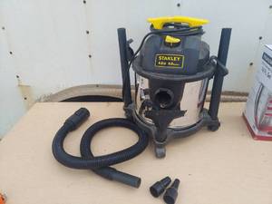lot 3742 image: Stanley 4 Gal Shop Vac