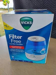lot 3761 image: Vicks humidifier