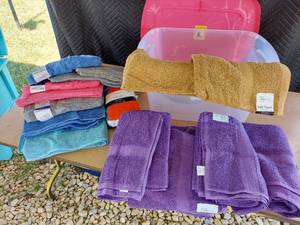 lot 3768 image: bath towels and washcloths in tote
