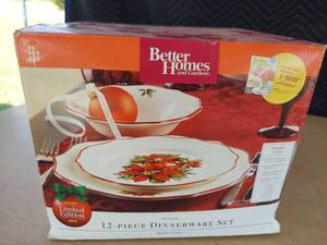 lot 3775 image: Better Homes And Gardens Poinsettia 12 Piece Dinnerware Set Christmas