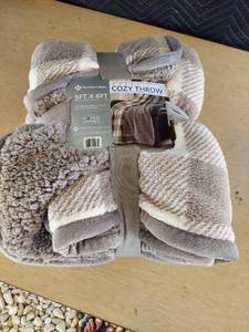 lot 3782 image: throw Blanket