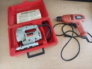 lot 3784 image: Skil jig saw and black and Decker drill
