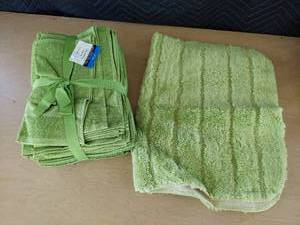 lot 3786 image: towel set and bath mat